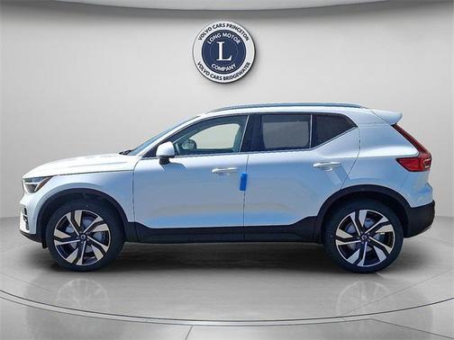 2025 Volvo XC40 B5 Ultra Bright Theme