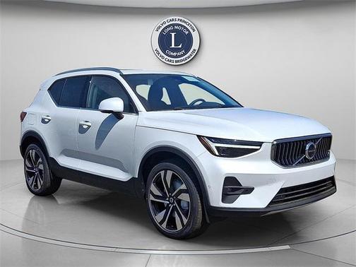 2025 Volvo XC40 B5 Ultra Bright Theme