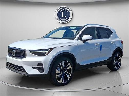 2025 Volvo XC40 B5 Ultra Bright Theme