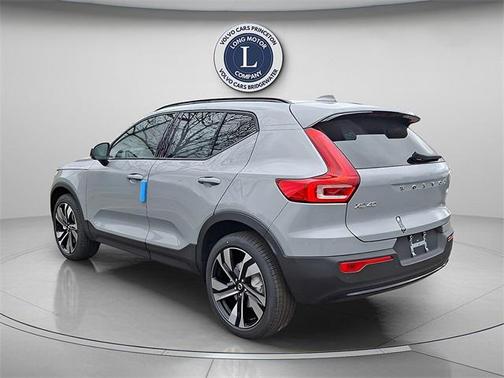 2025 Volvo XC40 B5 Plus Dark Theme