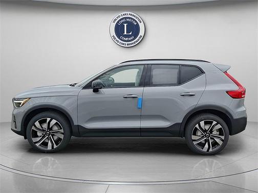 2025 Volvo XC40 B5 Plus Dark Theme