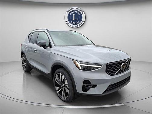 2025 Volvo XC40 B5 Plus Dark Theme