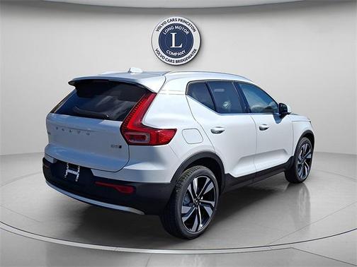 2025 Volvo XC40 B5 Plus Bright Theme