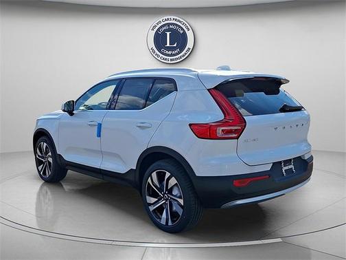 2025 Volvo XC40 B5 Plus Bright Theme
