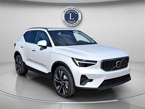2025 Volvo XC40 B5 Plus Bright Theme