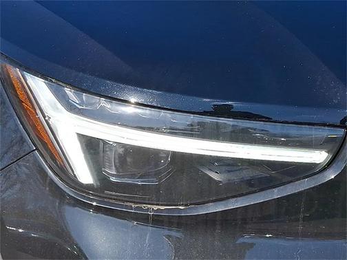 2025 Volvo XC40 B5 Plus Bright Theme