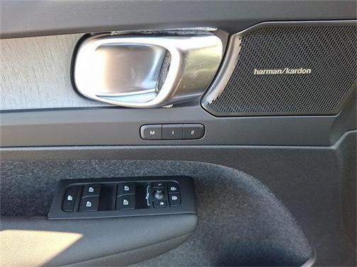 2025 Volvo XC40 B5 Plus Bright Theme