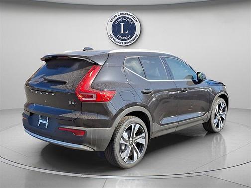 2025 Volvo XC40 B5 Plus Bright Theme