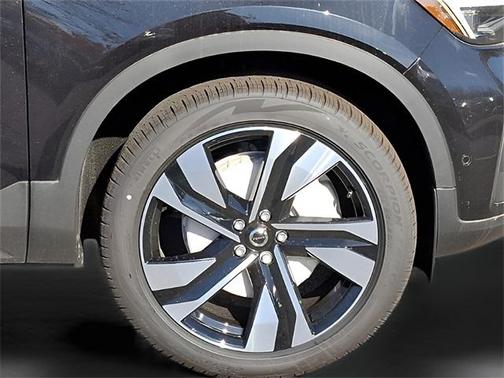 2025 Volvo XC40 B5 Plus Bright Theme