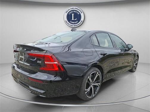 2024 Volvo S60 B5 Plus Dark Theme