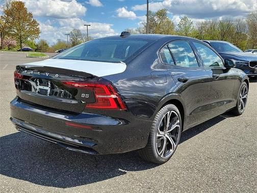 2024 Volvo S60 B5 Plus Dark Theme