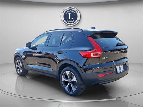 2025 Volvo XC40 B5 Plus Dark Theme