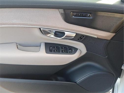 2026 Volvo XC90 B6 Ultra Dark Theme 7-Seater