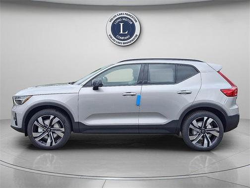 2025 Volvo XC40 B5 Plus Dark Theme