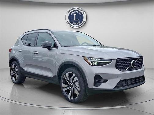 2025 Volvo XC40 B5 Plus Dark Theme