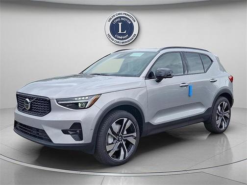 2025 Volvo XC40 B5 Plus Dark Theme