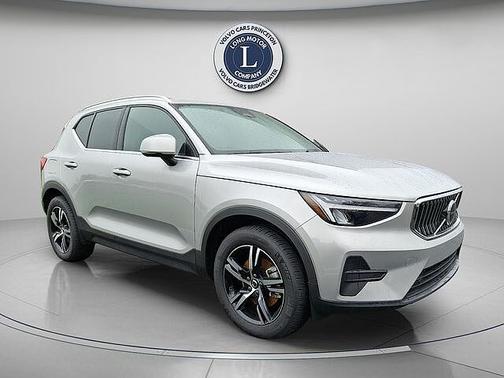 Silver Dawn 2025 Volvo XC40 Core