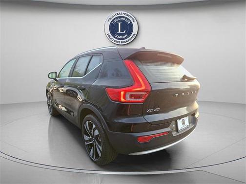 2025 Volvo XC40 B5 Plus Bright Theme