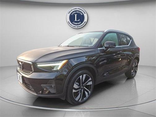2025 Volvo XC40 B5 Plus Bright Theme
