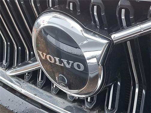 2025 Volvo XC40 B5 Ultra Bright Theme