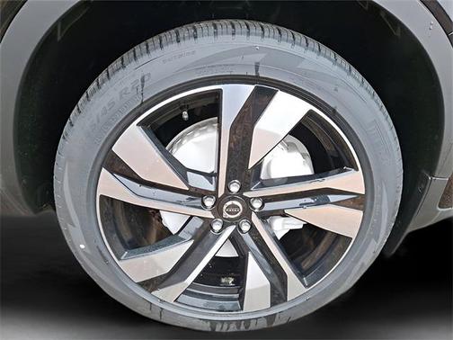 2025 Volvo XC40 B5 Ultra Bright Theme