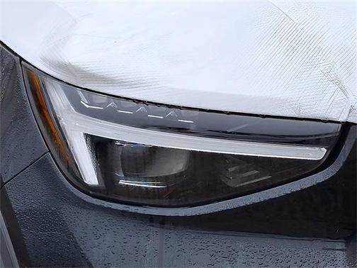 2025 Volvo XC40 B5 Ultra Bright Theme