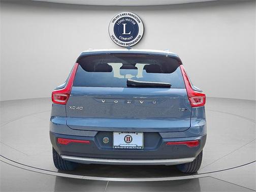 2022 Volvo XC40 T5 Momentum