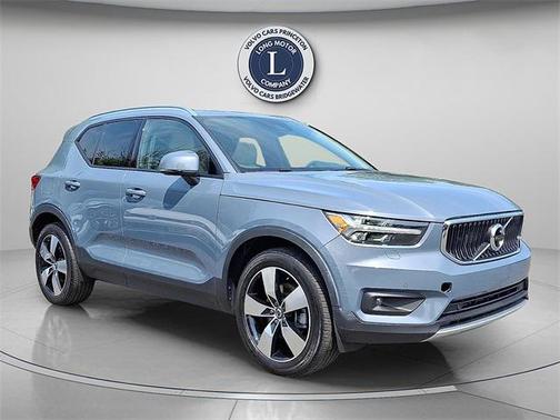 2022 Volvo XC40 T5 Momentum