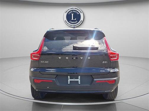 2025 Volvo XC40 B5 Plus Dark Theme