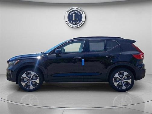 2025 Volvo XC40 B5 Plus Dark Theme