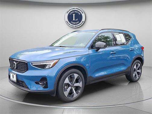 2023 Volvo XC40 B5 Plus Dark Theme