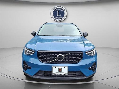 2023 Volvo XC40 B5 Plus Dark Theme