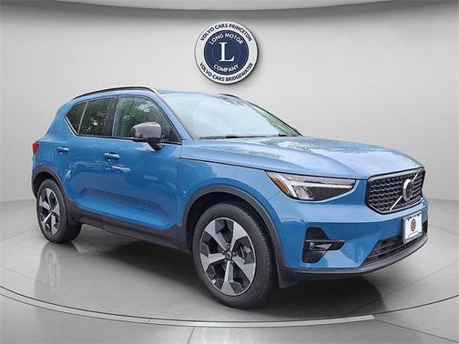 2023 Volvo XC40 B5 Plus Dark Theme