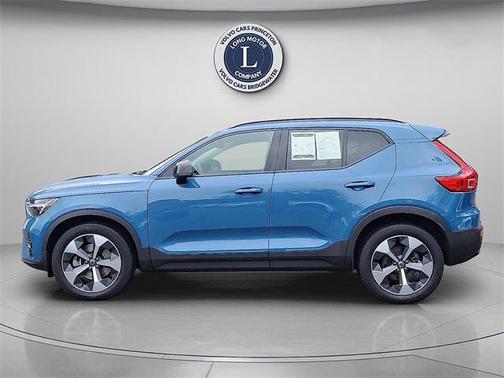 2023 Volvo XC40 B5 Plus Dark Theme