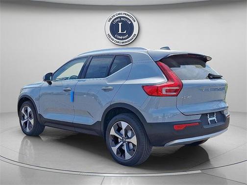 2025 Volvo XC40 B5 Plus Bright Theme