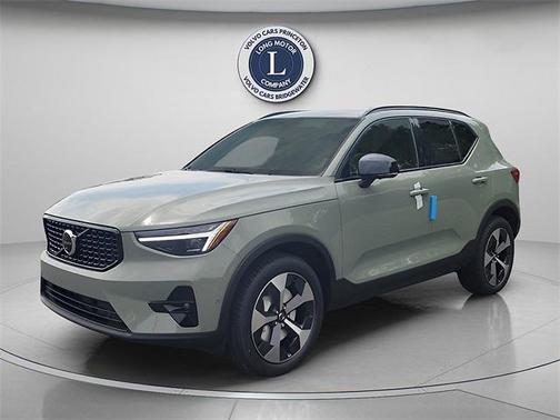 2025 Volvo XC40 B5 Plus Dark Theme