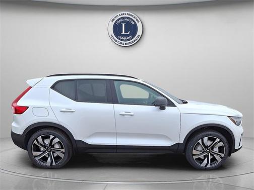 2025 Volvo XC40 B5 Ultra Dark Theme