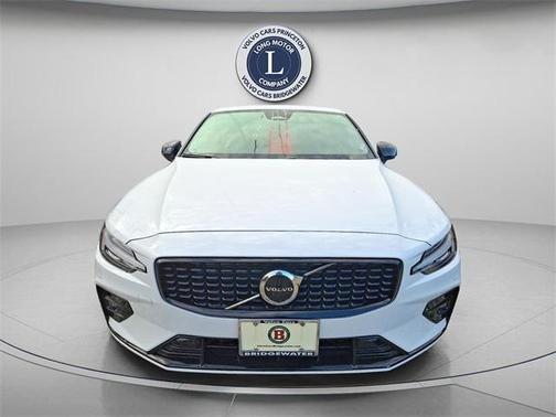 2024 Volvo S60 B5 Core Dark Theme