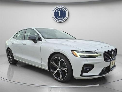 2024 Volvo S60 B5 Core Dark Theme