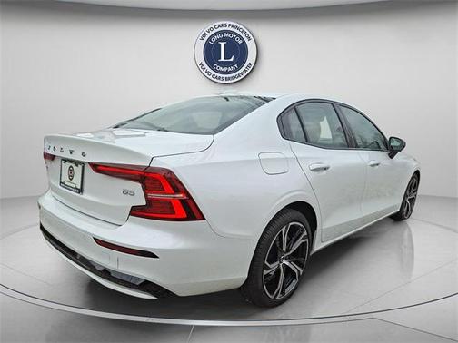 2024 Volvo S60 B5 Core Dark Theme