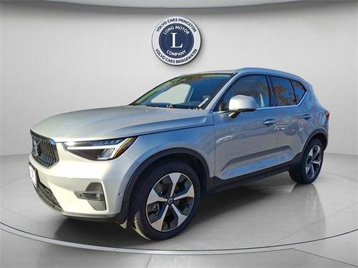 2025 Volvo XC40 B5 Plus Bright Theme