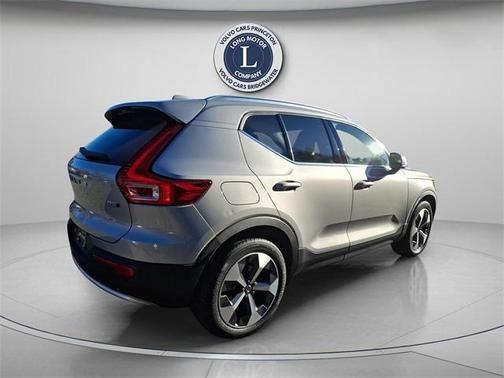 2025 Volvo XC40 B5 Plus Bright Theme