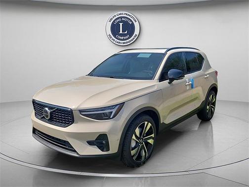 2025 Volvo XC40 B5 Plus Dark Theme