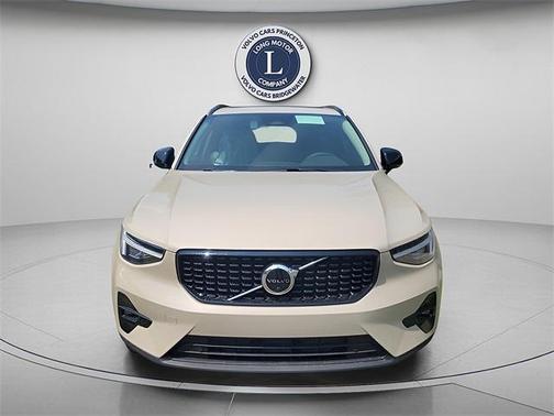 2025 Volvo XC40 B5 Plus Dark Theme