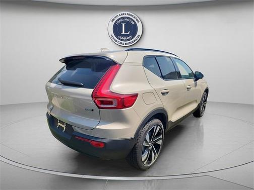 2025 Volvo XC40 B5 Plus Dark Theme