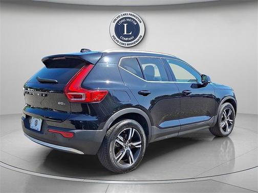 2025 Volvo XC40 B5 Core Bright Theme