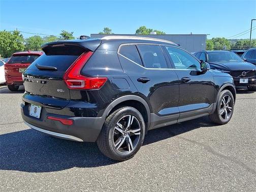 2025 Volvo XC40 B5 Core Bright Theme
