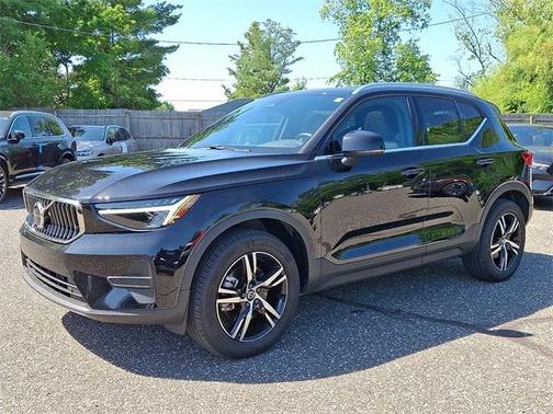 2025 Volvo XC40 B5 Core Bright Theme