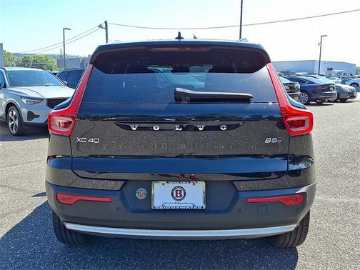 2025 Volvo XC40 B5 Core Bright Theme
