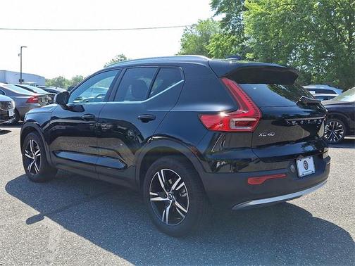 2025 Volvo XC40 B5 Core Bright Theme